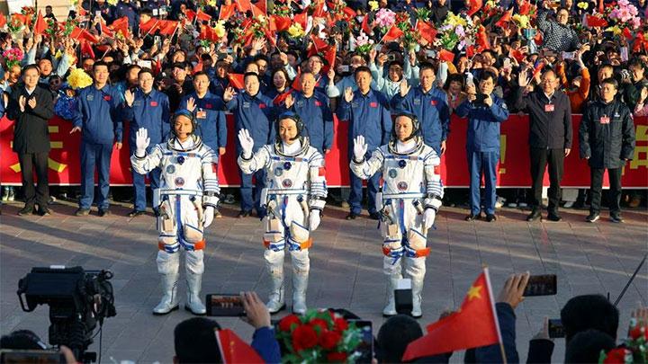 Astronot China Meluncur ke Stasiun Luar Angkasa